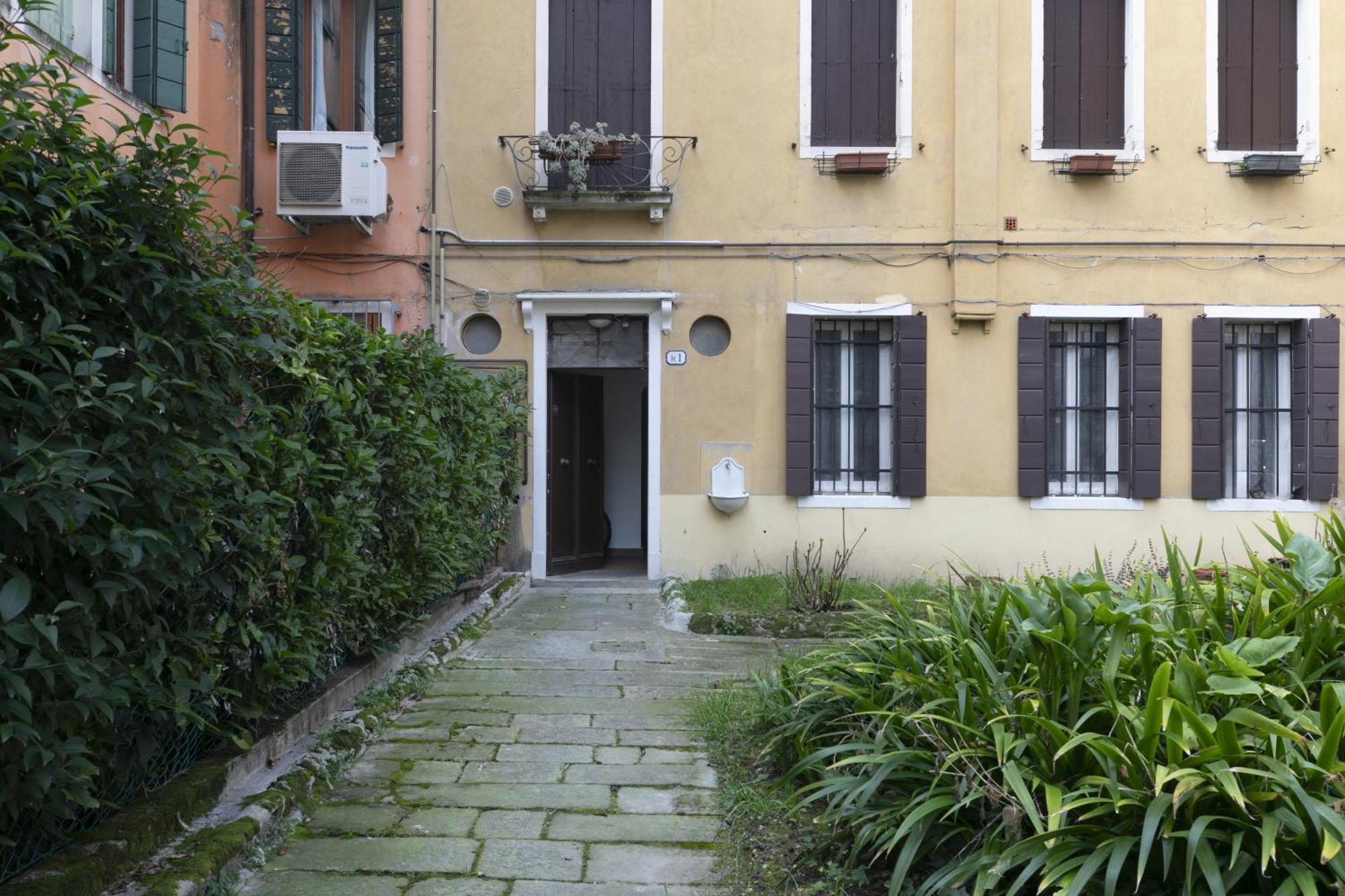 Secret Rose Garden In The Heart Of Padua Padova